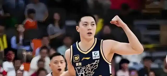 米乐体育资讯平台-情怀拉满却硬碰硬，曾凡博发力破局，京粤首战北京先声夺人
